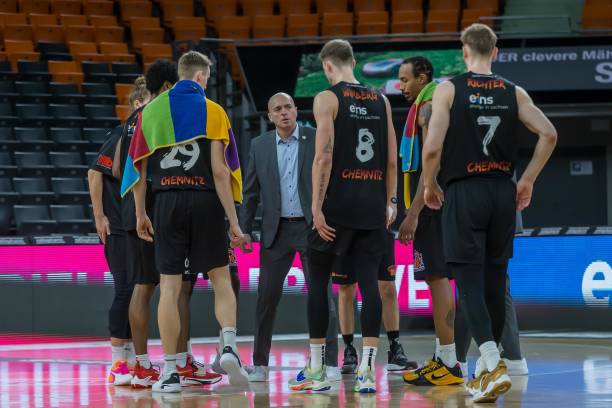 伤为球队续 伤为球队续